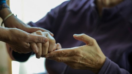 TEMOIGNAGE. "On était vraiment ensemble, comme il le voulait" : ce fils raconte comment il a aidé illégalement