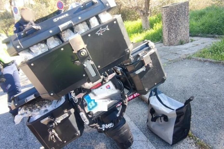 Contrôlé avec plus de 25kg de cannabis sur sa moto, il est condamné à de la prison et une forte amende