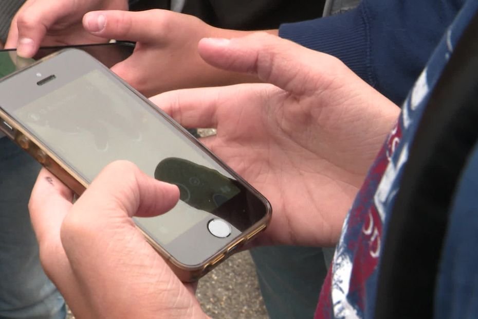 Écrans et jeunes : "j'ai pas envie de devenir addict, j'ai envie de vivre", cette expérimentation inédite pour mieux comprendre les usages