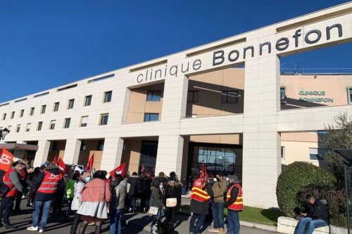 Gard : manifestation des salariés en grève illimitée devant la clinique Bonnefon à Alès