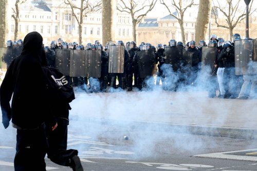 Violences lors des manifestations contre la réforme des retraites : "les réactions des policiers sont proportionnées"