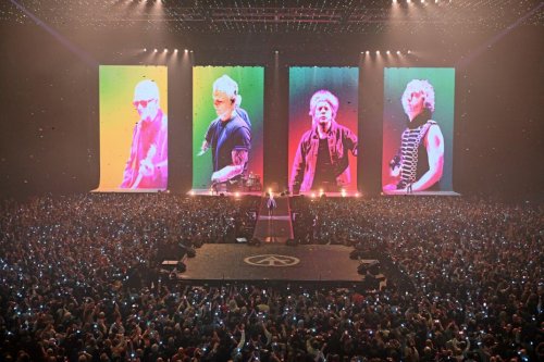 “Indochine est un groupe hors normes” : tournée record, concerts complets, pourquoi ce groupe français est un véritable phénomène