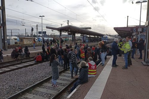 Réforme des retraites : des manifestants ont envahi les voies à Saint-Etienne