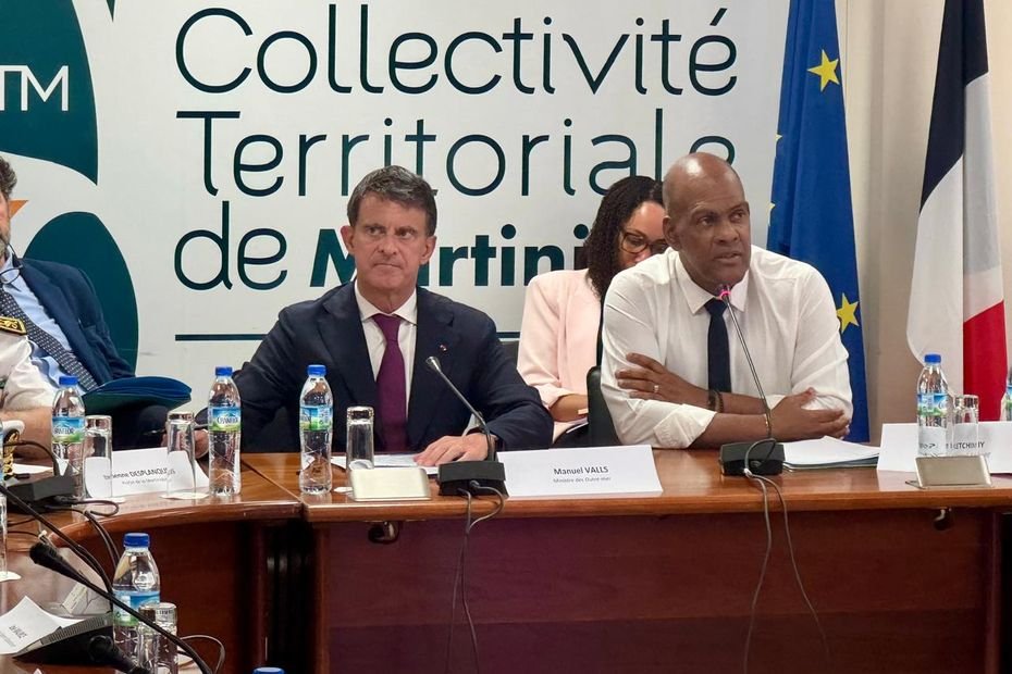 Visite ministérielle en Martinique : Manuel Valls annonce un projet de loi pour lutter contre la vie chère et un soutien de 10 millions d'euros pour les acteurs économiques