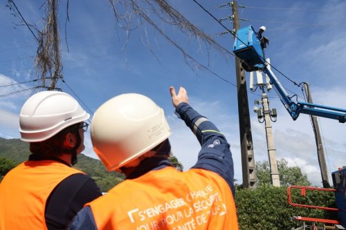 Coupure d'électricité suite à un phénomène orageux dans l'Ouest : 1000 clients toujours impactés, EDF poursuit les travaux de réparation