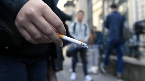 Reportage "On ira fumer notre cigarette un mètre plus loin" : ces lycéens parisiens sont peu convaincus par l'interdiction de fumer devant les établissements scolaires