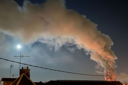 Important incendie à Rouen, deux immeubles s'effondrent : "le feu circonscrit"