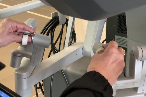 Robot de chirurgie à l'hôpital, le public invité à prendre les commandes