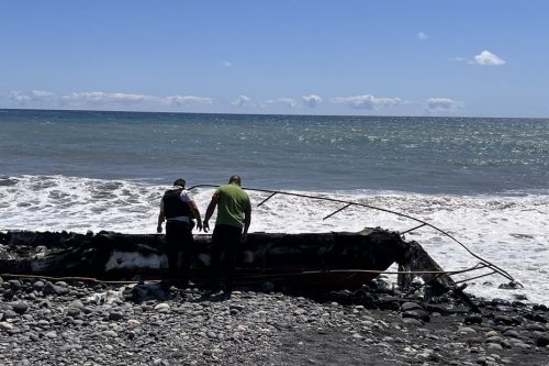 Sainte-Suzanne : la carcasse calcinée d'un bateau retrouvée sur la plage de la Marine