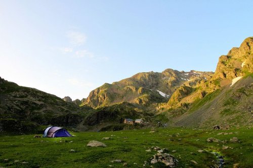 Montagne : victime de surfréquentation et d'incivilités, le parc naturel de Chartreuse interdit le bivouac avec tente