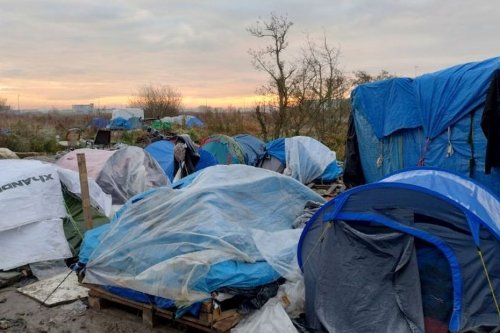 Importante opération d'évacuation dans des camps de migrants à Calais et à Loon-Plage