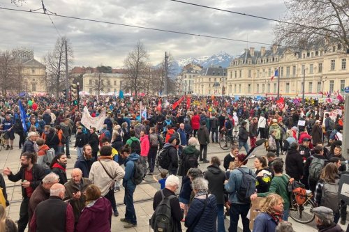 Grève du 23 mars à Grenoble : 56 000 manifestants selon les syndicats, 19 000 selon la police, revivez la journée de mobilisation