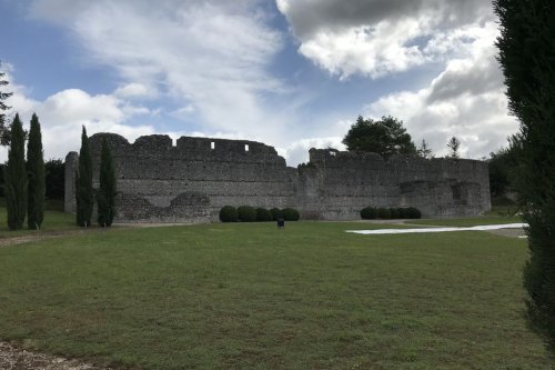 Sentiers de randonnée et Patrimoine : à Thésée-la-Romaine, entre vignes et vieilles pierres