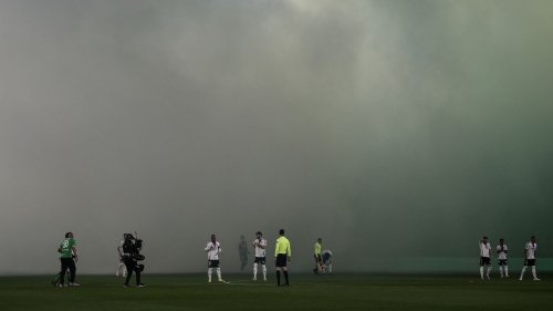 Ligue 1 : le derby entre Saint-Etienne et Lyon va reprendre après une interruption causée par un jet de projectile sur un arbitre assistant