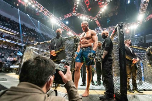 MMA : Ciryl Gane échoue en finale des championnats du monde UFC des lourds, à la Roche-sur-Yon, ses proches y ont cru jusqu'au bout