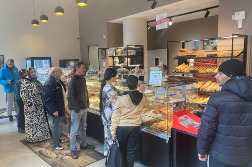 "Ça nous manquait terriblement" : dans un quartier sensible de Grenoble, l'ouverture d’une boulangerie redonne espoir aux habitants