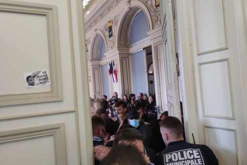 VIDÉO. "Perdriau, démission" : une casserolade de manifestants lors du conseil municipal de Saint-Etienne