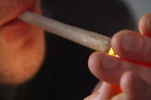 Légalisation du cannabis : la seule façon de mener "une vraie politique de prévention" selon le maire de Bègles qui veut l'expérimenter sur sa commune