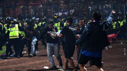 Indonésie: après une bousculade meurtrière dans un stade, des policiers sanctionnés et des compensations accordées aux familles des victimes
