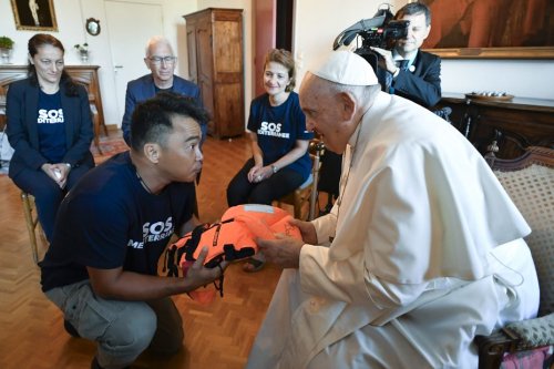 DIRECT. Pape à Marseille : SOS Méditerranée a offert un gilet de sauvetage au souverain pontife