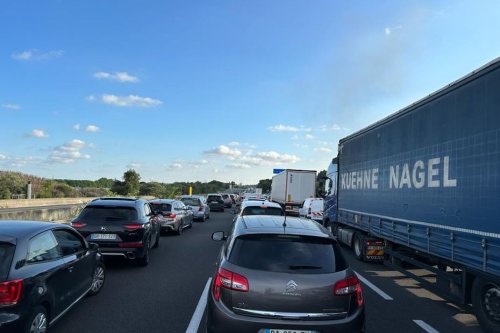 Accident sur l'autoroute A9 : un véhicule en feu entre Nîmes et Montpellier, la circulation coupée dans les deux sens