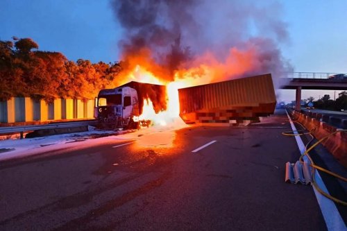 Camion en feu sur l'A7 dans la Drôme : le trafic encore perturbé dans le sens Lyon-Marseille, des kilomètres de bouchons à résorber