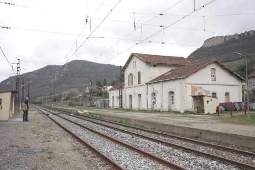 Laissée à l'abandon, "la gare du Roquefort" mise en vente 155.000 euros : l'occasion rêvée pour acquérir un bien atypique