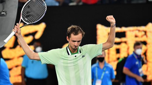 Open d'Australie : après avoir sauvé une balle de match, le Russe Daniil Medvedev renverse Félix Auger-Aliassime et rejoint les demi-finales