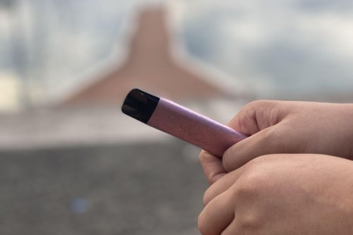 « On dirait un jouet mais c’est une drogue » : une adolescente témoigne de sa dépendance à la cigarette électronique