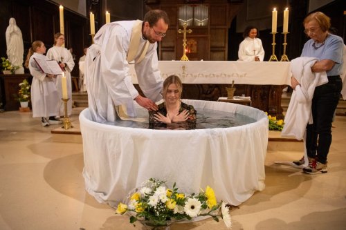 Boom des baptêmes : comment la religion catholique séduit de plus en plus de jeunes notamment grâce aux réseaux sociaux