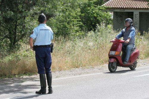 À scooter, il drague une gendarme d'un clin d'œil et provoque un accident : la suite va vous surprendre