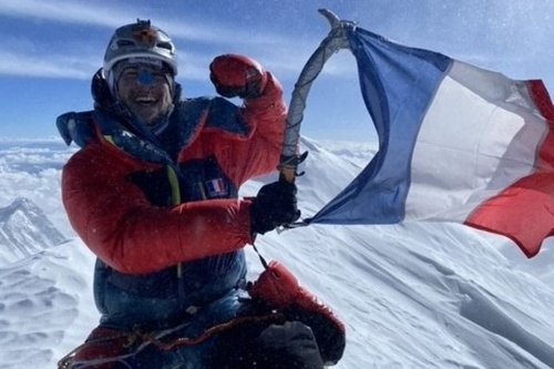 Sans oxygène, sans cordes : un jeune alpiniste réussit l'ascension éclair du troisième sommet le plus haut du monde