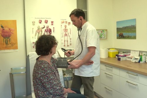 "Vraiment nous centrer sur le côté médical" : des médecins salariés, la réponse régionale gagnante contre les déserts médicaux