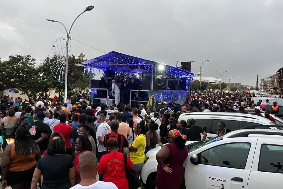 Carnaval de Guyane 2025 : Revivez le vidé des Blue Stars à Cayenne