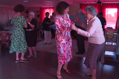 VIDEO. Une boîte de nuit dans une maison de retraite du Cantal : "On a l’impression de rajeunir"