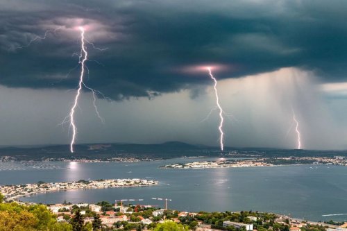 Trois éclairs simultanés autour de l'étang de Thau : la photo spectaculaire d'un chasseur d'orages dans l'Hérault