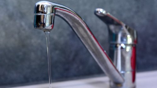 Sécheresse : le ministre de la Transition écologique annonce une série de mesures pour réduire la consommation d'eau des Français