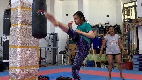 Reportage "Le sport est mon combat, ma façon de résister", assène Fathima, karatéka afghane qui vit dans le camp de réfugiés de Lesbos