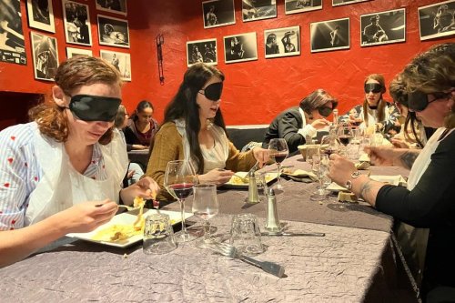 Dîner dans le noir dans un restaurant à Clermont-Ferrand : "Je n’y arrive pas, je ne vois rien"