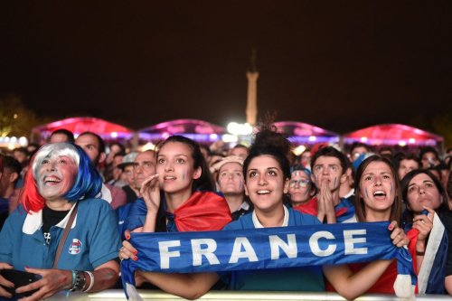 A Bordeaux, le maire Pierre Hurmic contre l’installation de grands écrans de retransmission de la coupe du monde de football au Qatar, réactions de Bordelais.