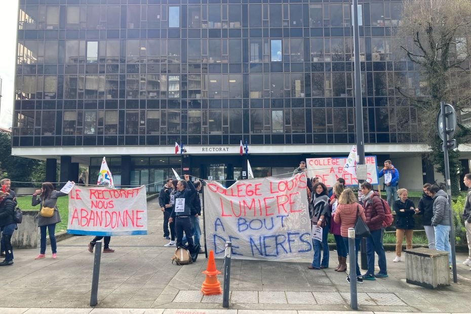 "Les collègues sont en larmes en salle des profs" : en "grande souffrance", des enseignants dénoncent "l'autoritarisme" de leur direction