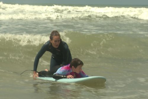 VIDÉO. Surf : habituée aux vagues XXL, Justine Dupont partage sa passion avec des collégiens