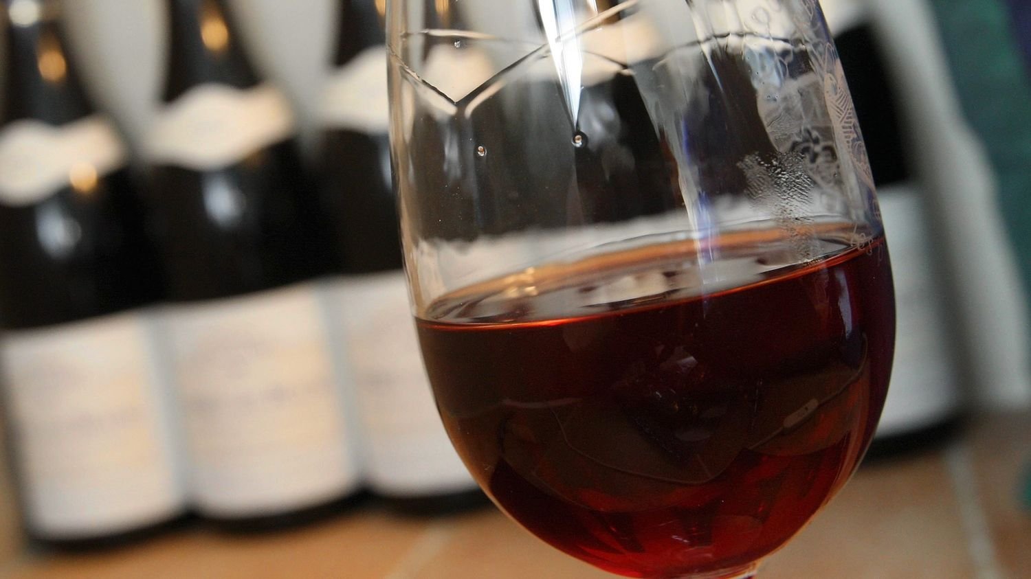 Le TFA, un des polluants éternels les plus répandus, détecté à des niveaux très élevés dans des bouteilles de vins européens, selon une étude