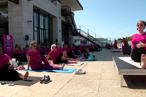 Marseille : une séance de yoga géant contre le cancer du sein