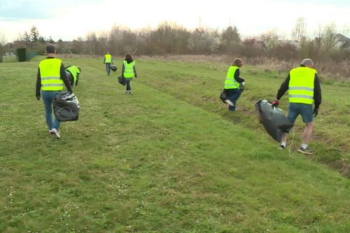 400 bénévoles se réunissent dans cette ville pour ramasser les déchets : "les gens qui jettent un papier par terre, ils s'en fichent"