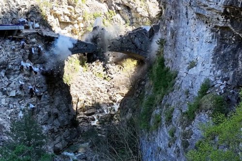 VIDÉO. Les images impressionnantes du dynamitage d'un pont dans la Drôme avec 35 kg d'explosifs
