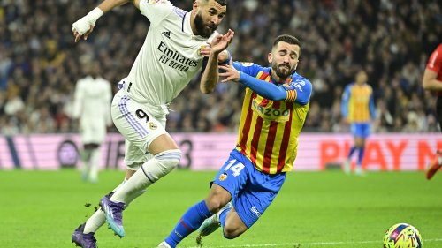 Liga : l'attaquant français du Real Madrid Karim Benzema sort sur blessure contre Valence