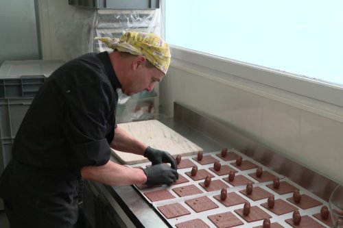 Fêtes de Pâques : dans l'Orne, un chocolatier éco-solidaire partage sa passion
