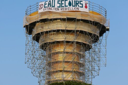 "Eau secours !" Des militants écologistes accrochent une banderole en haut d'un château d'eau pour obtenir de "vraies réponses" à la crise sécheresse
