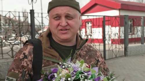 Guerre en Ukraine : s’aimer malgré le conflit sur le quai de Kramatorsk